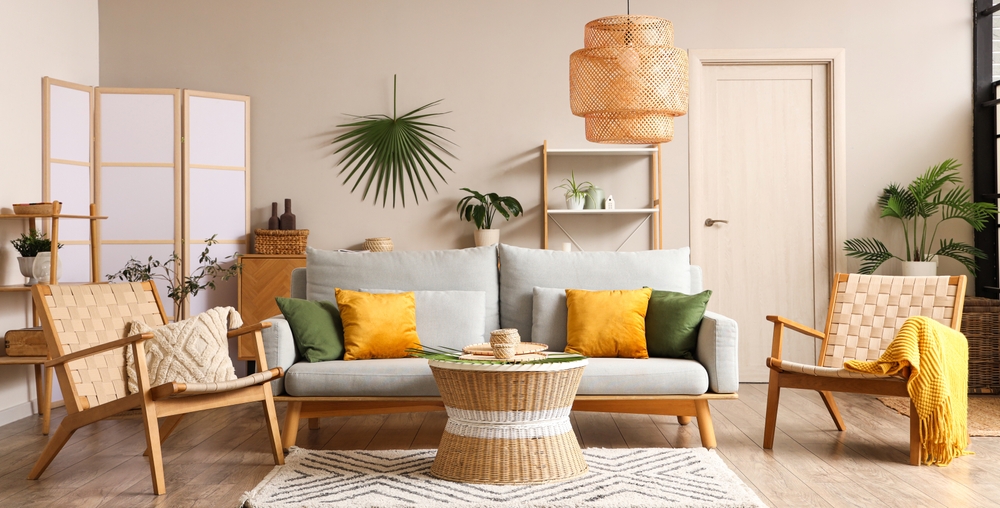 Interior,Of,Living,Room,With,Grey,Sofa,,Rattan,Armchairs,And